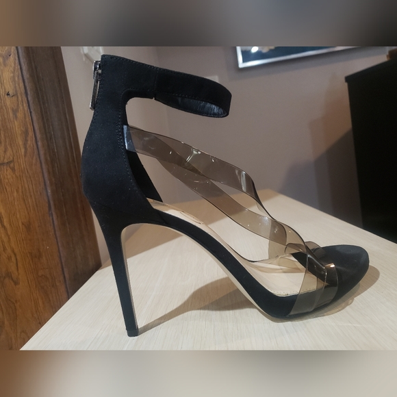 Jessica Simpsons black high heel shoe. - Picture 4 of 8